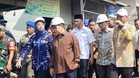 Gubernur DKI Jakarta, Pramono Anung meninjau pembangunan tanggul mitigasi banjir rob di Muara Angke, Jakarta Utara. 
