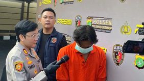 Seorang pria berinisial H (44) nekat membakar rumah karena cemburu terhadap istrinya yang diduga memiliki hubungan sesama jenis. Aksi dilakukan usai cekcok dalam kondisi mabuk, dan api yang dipicu satu korek api menyebar hingga menghanguskan 3 rumah.