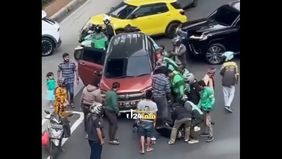 Korban mengalami luka-luka dan dilarikan ke rumah sakit.
