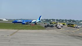 Sebuah pesawat JetBlue yang mendarat di Bandara Logan, Boston, dari Chicago keluar dari landasan dan tergelincir ke area rumput pada Kamis pagi. Otoritas bandara menyatakan tidak ada laporan korban luka dalam insiden tersebut.