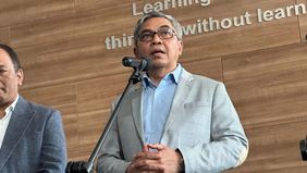 KPK masih menelusuri keberadaan jet pribadi yang diduga dibeli dari uang suap dana operasional Papua senilai Rp1,2 triliun. Sejumlah pihak telah dipanggil, termasuk Presiden Direktur PT RDG Airlines yang mangkir dari pemeriksaan. Kasus ini menyeret D