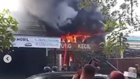Belum diketahui penyebab terjadinya kebakaran tersebut, saat ini sedang dalam proses pemadaman damkar, semoga tidak ada korban jiwa ya.