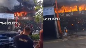 Api membakar seluruh isi bangunan resto Kampung Kecil BSD.