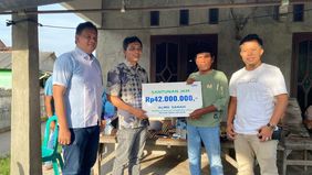Kantor BPJS Ketenagakerjaan Cabang Bekasi Deltamas menyerahkan santunan Jaminan Kematian kepada keluarga almarhumah Sanah, seorang buruh tani yang semasa hidupnya bekerja di Desa Srijaya, Kecamatan Tambun Utara, Kabupaten Bekasi. 