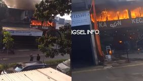 Belum diketahui penyebab terjadinya kebakaran tersebut, saat ini sedang dalam proses pemadaman damkar, semoga tidak ada korban jiwa ya.