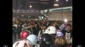Penonton konser sampai tumpah-ruah di jalanan.