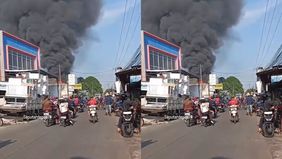 Kebakaran tersebut menyita perhatian banyak warga di sekitar pasar.