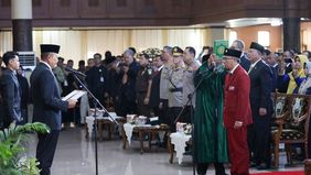 Wakil Ketua DPR RI Cucun Ahmad Syamsurijal secara tegas meninggalkan acara pelantikan Rektor Universitas Pendidikan Indonesia (UPI), Senin, 16 Juni 2025, sebagai bentuk protes terhadap penggunaan bahasa Inggris dalam pengucapan sumpah jabatan.
