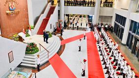 Presiden Republik Indonesia Prabowo Subianto memulai rangkaian kunjungan kenegaraannya di Singapura dengan menghadiri upacara penyambutan kenegaraan di Parliament House, pada Senin pagi, 16 Juni 2025.