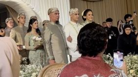 Al Ghazali terlihat digandeng oleh Maia Estianty dan Ahmad Dhani jelang menuju proses ijab kabul, dan diiringi oleh adik-adiknya.