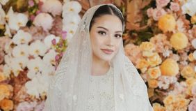 Alyssa Daguise memberikan suvenir super mewah untuk bridesmaidnya, diantaranya catokan super mewah hingga skincare wajah.