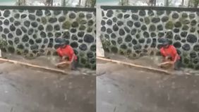 Insiden dramatis terjadi saat hujan deras mengguyur sebuah kawasan, ketika seorang warga nyaris terseret arus deras dari saluran air.