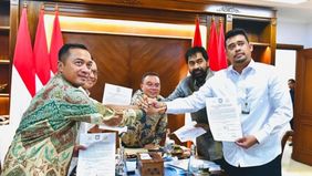 Pesawat Saudi Airlines rute Jeddah–Jakarta yang membawa 442 jemaah haji melakukan pendaratan darurat di Bandara Kualanamu setelah muncul ancaman bom via email dari pihak tak dikenal. Gubernur Sumut Bobby Nasution memastikan seluruh penumpang mendapat