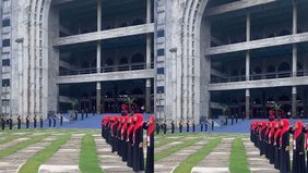 Santri pondok pesantren Al Zaitun, dengan pakaian rapi menyambut para tamu dan jara sumber dalam rangka Pelatihan Pelaku Didik di Pondok Pesantren Al-Zaitun Indramayu.
