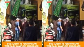 Sebuah bus diduga mengalami rem blong dan kehilangan kendali hingga akhirnya menabrak masuk ke area permukiman warga.