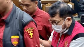 Zarof Ricar dijatuhi hukuman 16 tahun penjara setelah terbukti terlibat dalam suap terhadap hakim dan menerima gratifikasi senilai Rp915 miliar serta emas 51 kilogram selama menjabat di Mahkamah Agung. Aset-aset tersebut dirampas untuk negara karena 