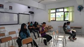 Proses penerimaan murid baru melalui sistem SPMB Jakarta 2025 memicu kebingungan bagi banyak orang tua. Salah satu penyebab utamanya adalah penolakan sistem akibat persoalan pada Kartu Keluarga (KK), yang menyebabkan sebagian calon siswa gagal melanj