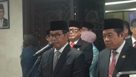 Gubernur DKI Jakarta Pramono Anung mengatakan, kebijakan soal pegawai swasta yang wajib naik transportasi umum masih belum diatur.