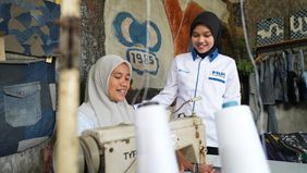 Dalam program ini, karyawan PNM berhasil mengumpulkan 60 kilogram celana jeans layak pakai untuk didonasikan kepada Bu Aan, nasabah PNM Mekaar yang mengembangkan usaha daur ulang jeans menjadi produk fashion kekinian.