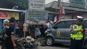 Pasangan suami-istri turut jadi korban kecelakaan ini.