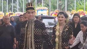 Al Ghazali dan Alyssa Daguise terlihat pangling di acara ngunduh mantu, dengan menggunakan baju pengantin khas Jawa.