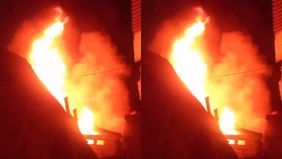 Selanjutnya, pada pukul 03.10 WIB proses pemadaman masuk ke tahap pendinginan untuk mengurai material yang mudah terbakar agar tidak menyisakan api maupun asap.