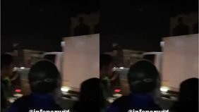 Menyebabkan 1 orang pengendara motor meninggal dunia. Adapun kronologi yang didapat, seperti yang disampaikan dalam video di atas.