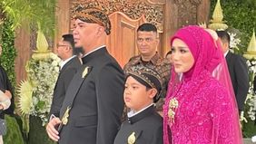Ahmad Dhani dan Mulan Jameela terlihat seperti sepasang bangsawan keraton saat hadir di acara ngunduh mantu Al Ghazali.