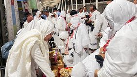 Jemaah haji Indonesia sedang memburu jajan pasar di Terminal Syib Amir.