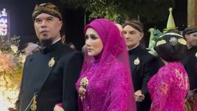 Mulan Jameela terlihat bahagia dan sumringah akhirnya mendampingi Ahmad Dhani di pelaminan ngunduh mantu Al Ghazali.