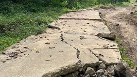 Pergeseran tanah di Kecamatan Pagelaran, Cianjur, terus meluas akibat cuaca ekstrem, merusak ratusan rumah dan infrastruktur.