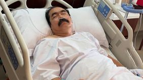 Suami Inul Daratista jatuh pingsan dan terpaksa dilarikan ke rumah sakit, karena alami pecah pembuluh darah di kaki usai tertusuk batu karang.