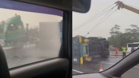 Sebuah truk kontainer terguling dan melintang di ruas Jalan Tol Jagorawi arah Bogor pada Sabtu pagi, 21 Juni 2025.