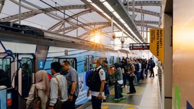 Dalam rangka HUT ke-498 Jakarta, MRT Jakarta memberikan tarif khusus Rp1 dan memperpanjang jam operasional hingga pukul 01.00 WIB. Kebijakan ini diharapkan mendorong masyarakat beralih ke transportasi publik, dengan imbauan tetap menjaga ketertiban d