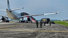 TNI bergerak cepat bersama instansi terkait dalam menangani situasi darurat menyusul adanya laporan ancaman bom terhadap pesawat Saudi Arabia Airlines SV 5688 dengan rute Jeddah–Muscat–Surabaya, Sabtu 21 Juni 2025. 