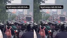 Nampak ratusan motor dan mobil terjebak macet di Jalan TB Simatupang.