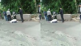 Jasad korban hanya ditutupi koran terkapar di jalan raya.