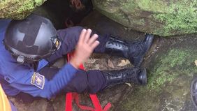 Insiden menegangkan terjadi di Gua Naga Mas, terletak di Dusun Mangunjaya, Desa Singkup, Kecamatan Pasawahan, Kabupaten Kuningan. Seorang peziarah asal Karawang terjebak di dalam lorong sempit gua tersebut pada Minggu dini hari, 22 Juni 2025.