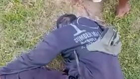 Warga Kecamatan Gumukmas, Jember, digemparkan oleh penemuan sesosok pria tanpa identitas yang ditemukan meninggal dunia di Jalan Raden Ajeng Kartini pada Jumat, 20 Juni 2025.