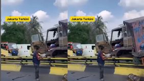 Sebuah truk mengalami kecelakaan tunggal menabrak pembatas jalan di Jalan Pangeran Tubagus Angke dekat RPTRA Kalijodo, Jakarta Barat siang ini, Senin (23/6/2025).