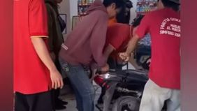 Insiden tak biasa sekaligus mengkhawatirkan terjadi di kawasan Simpang Rambutan, Desa Suban, Kecamatan Batang Asam, Jambi.
