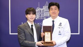 Suga BTS mendonasikan hartanya sekitar 5 miliar won atau setara Rp59 miliar untuk bangun pusat terapi remaja autisme.