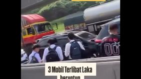 Kecelakaan melibatkan tiga mobil