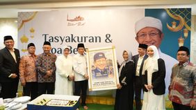 Momen haru sempat menyelimuti ruangan saat potongan pertama nasi tumpeng disuapkan langsung oleh Menteri Agama kepada sang istri, Helmi Nasaruddin Umar. Sang istri membalas dengan kecupan lembut di pipi, disambut tepuk tangan hangat hadirin. Kebersam