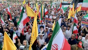 Ribuan warga Iran memadati Lapangan Enghelab, jantung kota Teheran, dalam sebuah pawai kemenangan besar-besaran pada Selasa, 24 Juni 2025, sebagai bentuk dukungan terhadap angkatan bersenjata Iran yang tengah menghadapi agresi militer Israel.