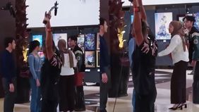 Terlihat ada 2 sosok wanita yang bersama Dimas Anggara dan Kiesha pada saat keduanya tengah ribut namun diduga scene dalam film.