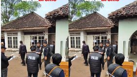 Suasana tegang menyelimuti proses reka ulang saat tersangka memperagakan sejumlah adegan di lokasi kejadian.
