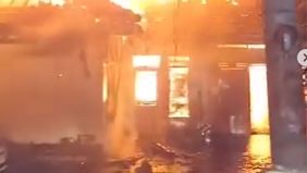 Video memperlihatkan rumah warga tersebut hangus terbakar.