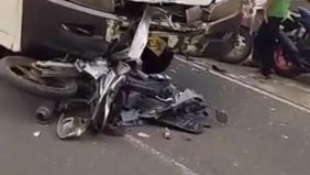 Motor yang ditumpangi korban menabrak bus. Nyawa keduanya tak tertolong.