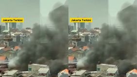 Kebakaran melanda rumah warga di kawasan Kwitang, Jakarta Pusat siang ini, Kamis (26/6/2025). Petugas Pemadam Kebakaran sudah terjun ke lokasi.
